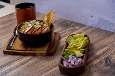 Tostadas carne tipik Meksika yemeği, ahşap tabak ve ahşap tabaka, turp ve soğan, Meksika Latin Amerika