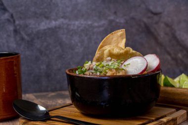 Meyve suyunda et, avokado ve çiğ yeşil Şili ile doğranmış soğan, Meksika Latin Amerika