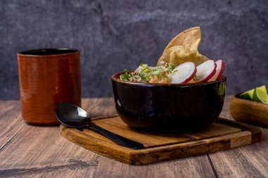 Meyve suyunda et, avokado ve çiğ yeşil Şili ile doğranmış soğan, Meksika Latin Amerika