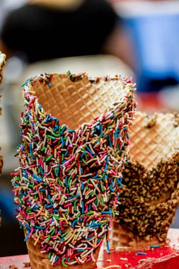 Küçük külahlarda karamel dondurma. Çikolata parçacıklı dondurma. Meksika yapımı Latin Amerika.