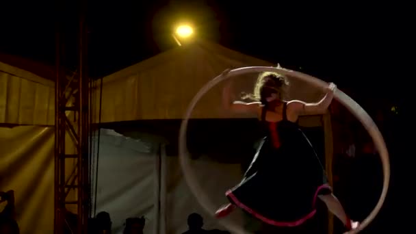 Lateinische Frau Tanzt Mit Einem Sehr Großen Reifen Nachts Mit — Stockvideo