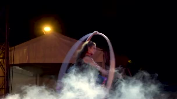 墨西哥拉丁裔美国人 带着大圈跳呼啦圈舞时 一边在呼啦圈上旋转 一边在晚上带着烟和灯 — 图库视频影像