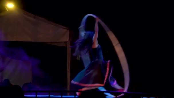 Tancerka Hula Dużą Obręczą Robi Jej Show Podczas Przędzenia Obręczy — Wideo stockowe