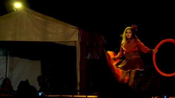 Mulher Latina Dançando Com Arco Muito Grande Noite Com Luzes — Vídeo de Stock