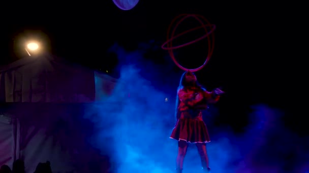 Латино Жінка Танцює Дуже Великим Гачком Вночі Навколишніми Вогнями Mexico — стокове відео