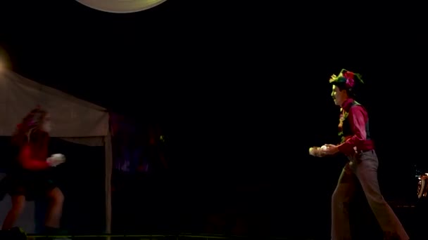 Jongleurs Faisant Spectacle Nuit Avec Des Boules Passant Côté Autre — Video
