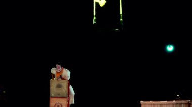 Sirk ip cambazı iki halata tutunarak iplere tırmanıyor, Meksika Latin Amerikalı.