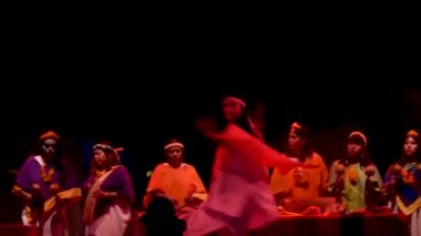 Prehispanik Meksikalı şifacı, Ayinsel Şifacı, antik tanrılara sesleniyor. Latin kökenli Latin Amerika Günü öncesi gece ritüeli