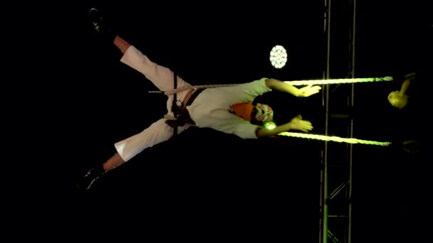 Цирковой Канатоходец Держащийся Две Веревки Время Представления Карабкаясь Вверх Вниз — стоковое видео