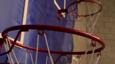 Beyaz ağ örülmüş kırmızı basketbol potası, mavi arka plan boyası, Meksika Latin Amerika