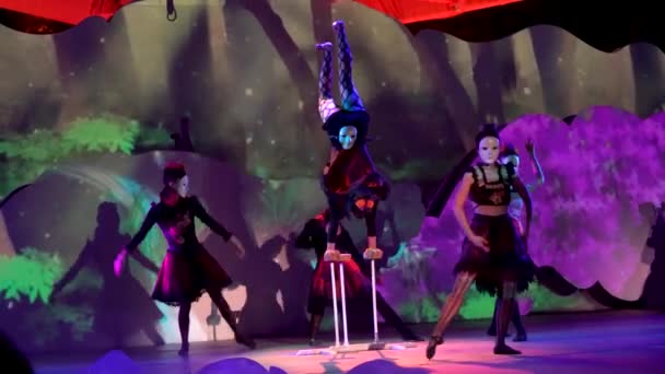死者の日に仮面と夜のライトと紫と緑の色で舞台上で踊る女性メキシコラテンアメリカ人 — ストック動画