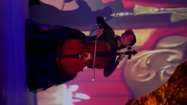 Jonge Vrouwelijke Muzikant Zittend Een Witte Kubus Met Een Cello — Stockvideo