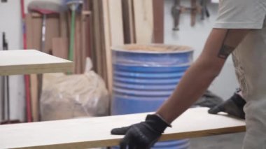 Marangoz dairesel testere ile çalışıyor.