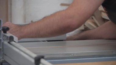 Marangoz dairesel testere ile çalışıyor.