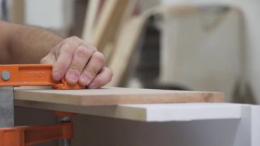 Marangoz atölyede çalışıyor.