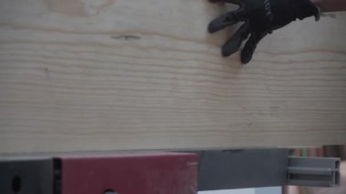 Marangoz atölyede çalışıyor.