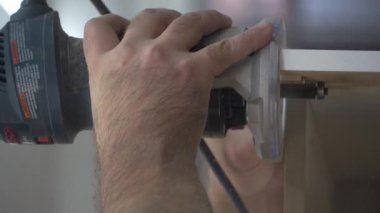 Marangoz dairesel testere ile çalışıyor.