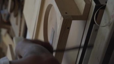 Atölyedeki bir marangozun süreci