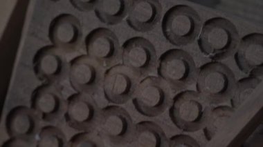 Yığılmış ahşap detaylar ve cetvelle atölyenin ayrıntılı görünümü