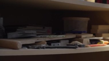 erkek marangoz iş başında