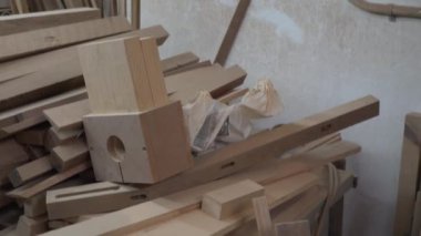 Zeminde ve raflarda istiflenmiş ahşap tahtalar olan atölye