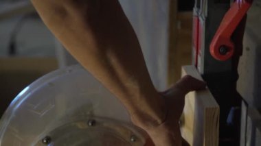 Marangoz dairesel testere ile çalışıyor.