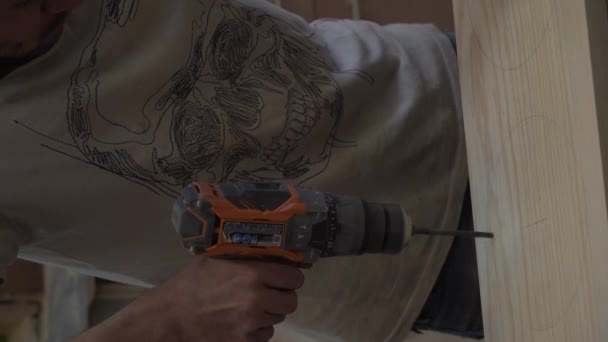 Carpenter Using Wooden Board Wood Screwdriver — Stock Video