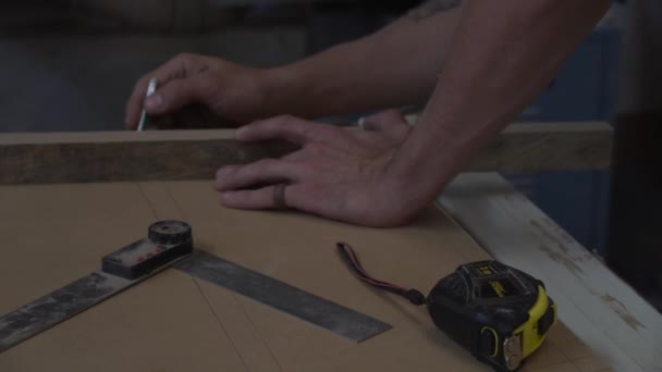 用轮盘赌测量木制细节和用铅笔做记号的工人的衣服 — 图库视频影像