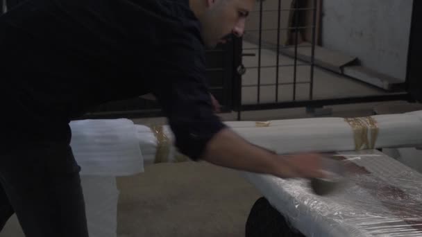 Arbeiter Beim Verpacken Von Holzrahmen Der Schreinerei — Stockvideo