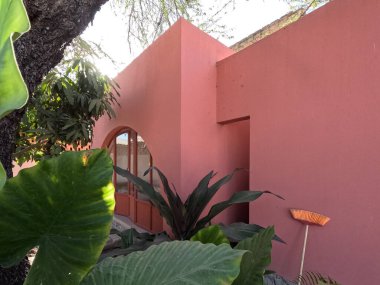 Bir köyde renkli bir Meksika modern mimari evi