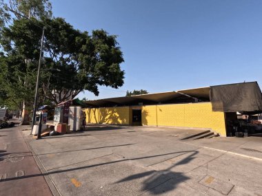 Arka planda bir bina ile ön planda bir bisiklet yolu