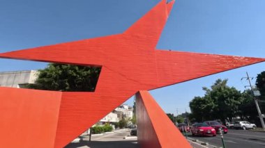 Sokaktaki kırmızı yıldız. 