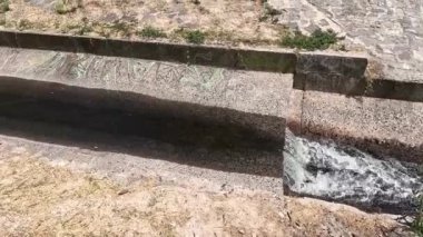 Şehir parkındaki su akıntısı