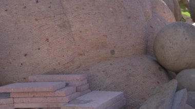 Taş işçiliği, farklı şekillerde ve dokularda. doğal bir taş yığını.