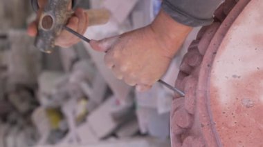 Çekici ve keskisi ile masa, el işi, heykel, Latin yaşlı adam, pembe taş ocağında çalışan zanaatkar