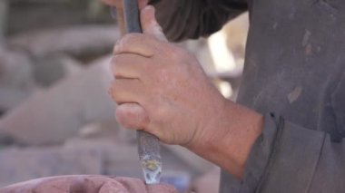 Çekici ve keskisi ile masa, el işi, heykel, Latin yaşlı adam, pembe taş ocağında çalışan zanaatkar