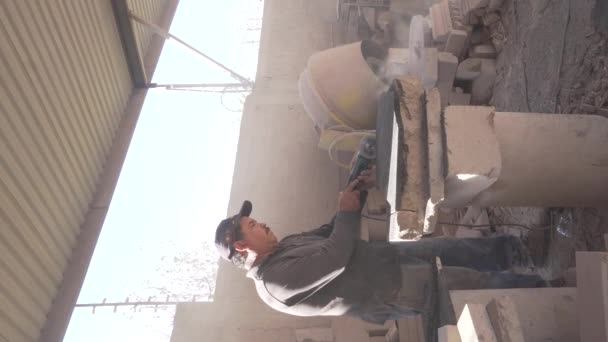 Pria Latin Besar Tangan Memotong Batu Tambang Dan Lokakarya Marmer — Stok Video