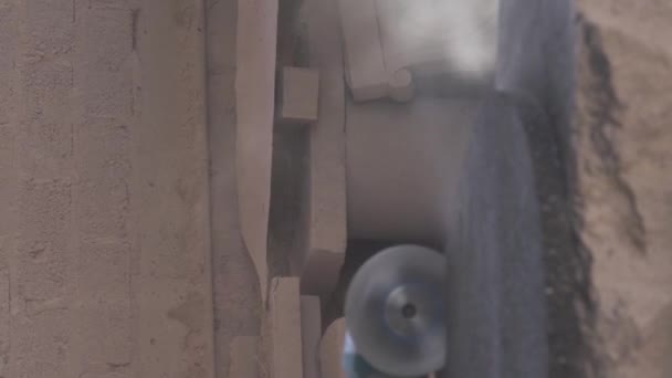 个体采石场和大理石作坊手工切割石料的大石匠 — 图库视频影像