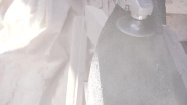Büyük Latin adam, zanaatkar taş ocağı ve mermer atölyesinde el kesimi taşlar.