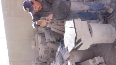 Kriket olarak bilinen el testeresi kesiği, muhafaza taşı veya doğal volkanik taş, gözenekli taş tozu, daire oluşturmak için kullanılır.