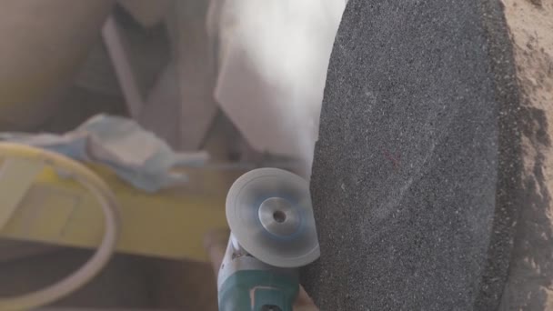 个体采石场和大理石作坊手工切割石料的大石匠 — 图库视频影像