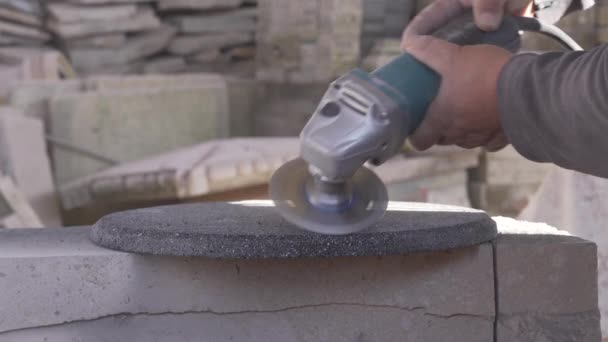 Duży Latynoski Człowiek Ręczne Cięcie Kamieni Kamieniołomie Rzemieślniczym Marmurowym Warsztacie — Wideo stockowe