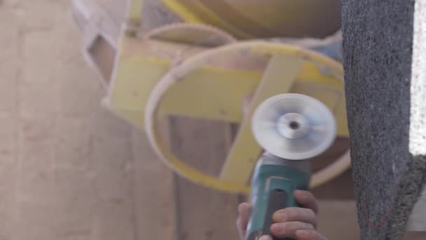 Grote Latino Man Hand Snijden Stenen Ambachtelijke Steengroeve Marmer Werkplaats — Stockvideo