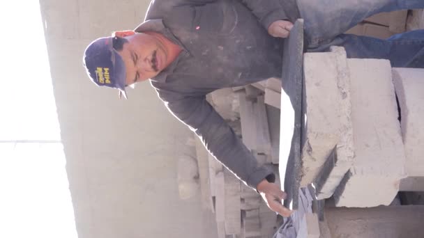 Stor Latino Man Hand Skärsten Hantverkare Stenbrott Och Marmor Verkstad — Stockvideo