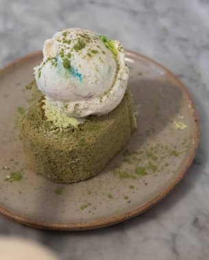 Üstünde kar olan tatlı tatlı, tatlının her tarafına kibrit serpiştirilmiş, mermer masa arkaplanı