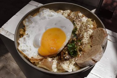 Tipik Meksika yemeği, üstünde kızarmış yumurta ve ekmek olan chilaquiles, fasulye ve salsa-ico Latin Amerika