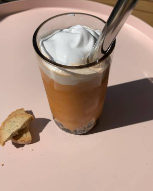 Soğuk latte, ahşap masa üzerinde koyu arka plan, yaz için buzlu kahve.