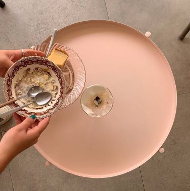 Tabak ve çatalla yemek yedikten sonra beton masa, Meksika Latin Amerika