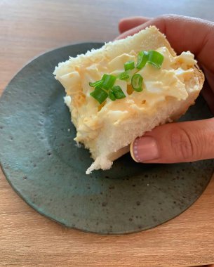 Pembe masadaki peynirli turta. Tatlı için hazır. Yer bisküvisi tabanlı, Meksika Latin Amerika.