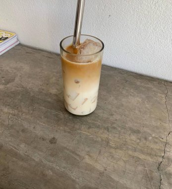 Soğuk latte, ahşap masa üzerinde koyu arka plan, yaz için buzlu kahve.